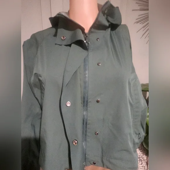 FABLETICS Cropped Hooded Jacket – Green | Lightweight Performance Layer. Small - Picture 14 of 16